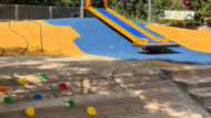 Tobogán con zona de caucho en la nueva área de juego infantil.