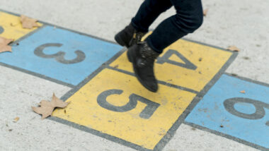 Infant jugant a la xarranca