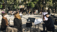 Un grup d'artistes fa música al carrer en un dels concerts del cicle Sons de Ciutat