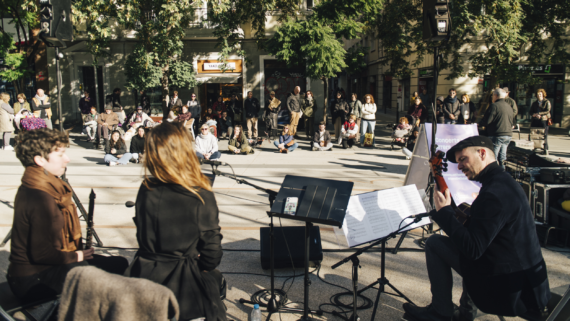 Un grup d'artistes fa música al carrer en un dels concerts del cicle Sons de Ciutat