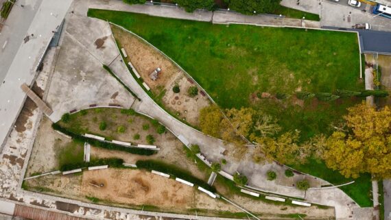 Àrea de joc infantil del parc de Carles I que s'està remodelant