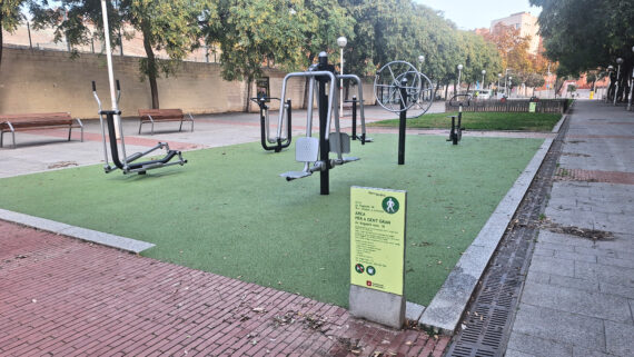 Àrea per a gent gran renovada de l'avinguda Bogatell 18