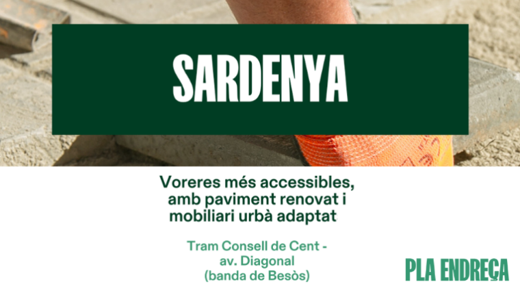 Cartell informatiu de les obres de millora a les voreres del carrer de Sardenya.