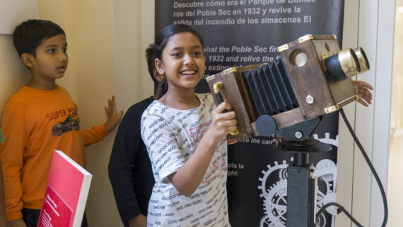 Nena a l'Espai Bombers