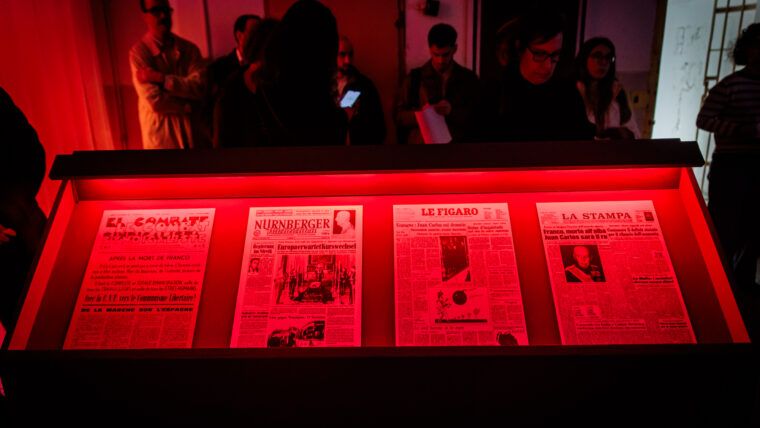 Un recull de portades de diaris internacionals del dia de la mort de Franco, dins l'exposició de la Model "I després de Franco, què".