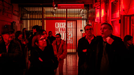 Visitants a l'exposició de la Model "I després de Franco, què".