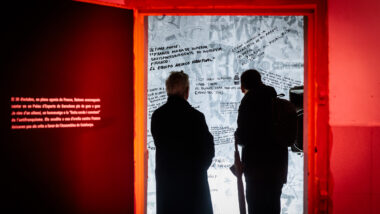 Visitants a l'exposició de la Model "I després de Franco, què".