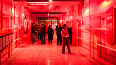 Visitants a l'exposició de la Model "I després de Franco, què".