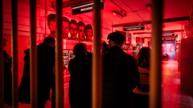 Visitants a l'exposició de la Model "I després de Franco, què".