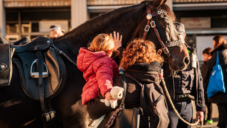 Gent esperant al voltant dels camions de Bombers de Barcelona al Festival de la Infància