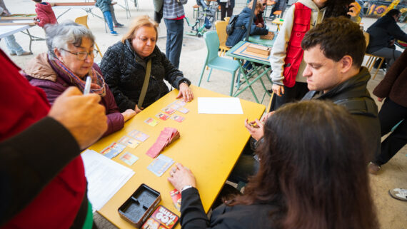 Gent jugant als jocs de taula inclusius