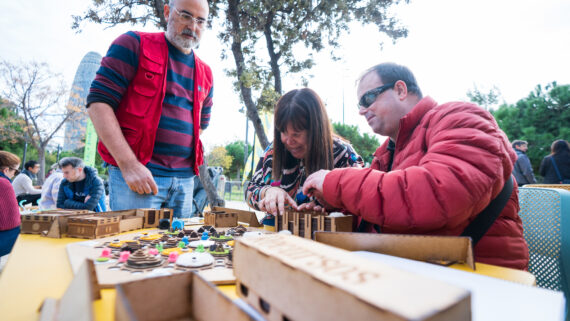 Gent amb discapacitat visual jugant als jocs de taula inclusius 3D