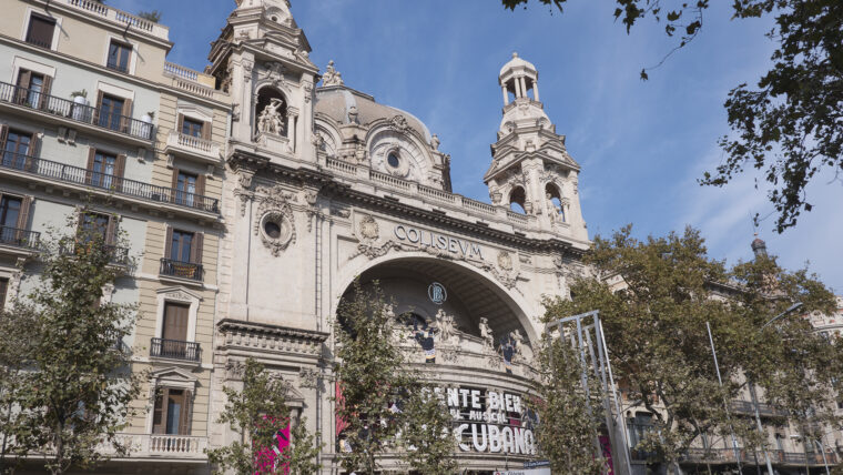 Façana del teatre Coliseum, tot just al tram on s'executaran les obres d'ampliació de la vorera.