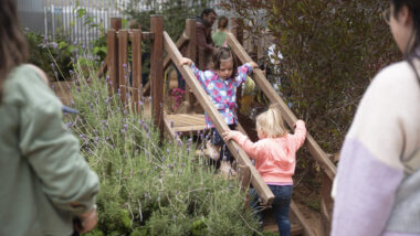 Infants jugant al pati d'una escola, en el marc de la iniciativa "Patis oberts"