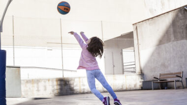 Infant jugant al pati d'una escola, en el marc de la iniciativa "Patis oberts"