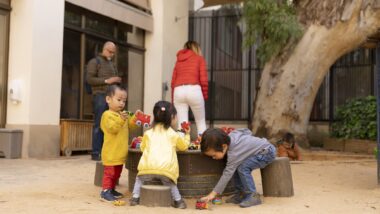 Infants jugant al pati d'una escola, en el marc de la iniciativa "Patis oberts"