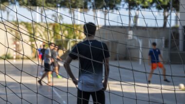 Infants jugant al pati d'una escola, en el marc de la iniciativa "Patis oberts"