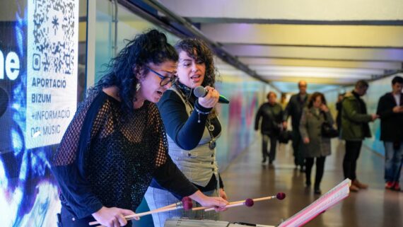 Músiques actuant el dia que s'estrena el projecte ARS Gràcia. Autora: Júlia Arnau.