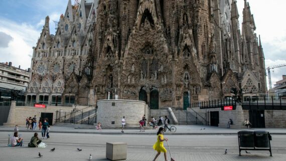 Fotografia del carrer de Marina, davant de la façana del Naixement.