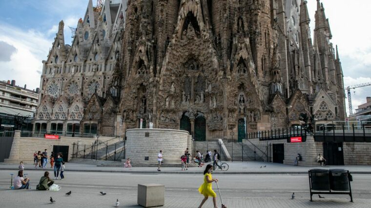 Fotografia del carrer de Marina, davant de la façana del Naixement.