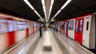 Dos combois a una estació de metro de Barcelona