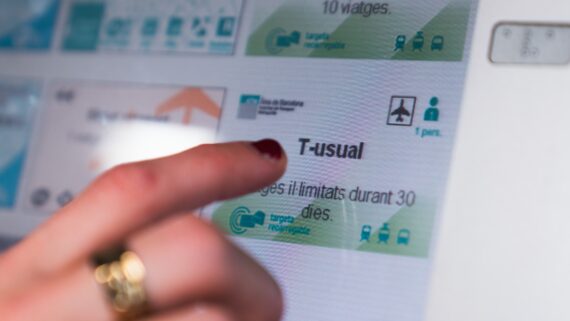 Un dit a punt de clicar la pantalla per seleccionar la T-Usual