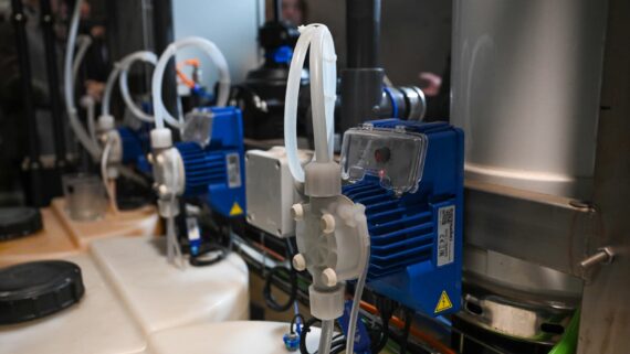 Fotografia que mostra el detall d'un mecanisme de les noves plantes de tractament d'aigües grises