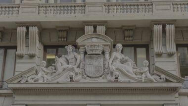 Escultures de la façana d’un dels edificis municipals en restauració situat al carrer de la via Laietana de Barcelona. Autor: Josbel A. Tinoco