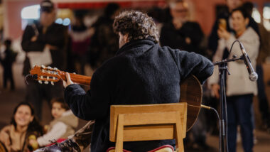 Detall del guitarrista durant una actuació de Sons de Nadal 2025. Autor: Sergio Ramos.