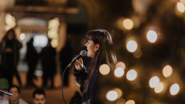 Detall de la cantant d'un concert de Sons de Nadal 2025. Autor: Sergio Ramos.