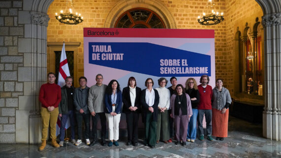 Fotografia de grup de la creació de la Taula de ciutat per a l'abordatge del sensellarisme.