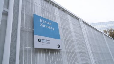 Rètol del Consorci d'Educació de l'Escola Xirinacs. Autora: Mònica Moreno