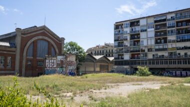 Solar del carrer Provença on es construirà l'edifici definitiu de l'Escola Entença i que està situat al costat del Mercat del Ninot. Autora: Elena Pastor
