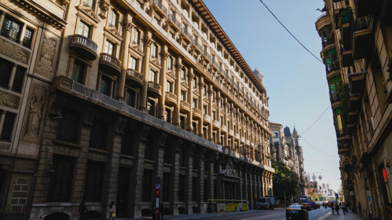 Façana de l'edifici adquirit per l'Ajuntament de Barcelona a la via Laietana 8-10. Autora: Júlia Arnau