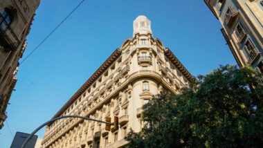 Façana de l'edifici adquirit per l'Ajuntament de Barcelona a la via Laietana 8-10. Autora: Júlia Arnau