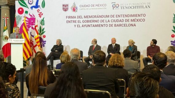 Fotografia de la signatura de l'acord entre Barcelona i Ciutat de Mèxic