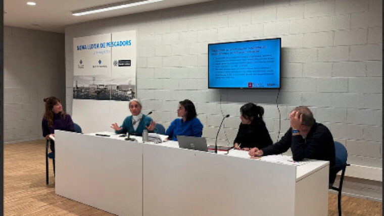 Només un 14% del peix que es consumeix a Catalunya és de proximitat, el qual representa un 20% del producte que es ven a les peixateries de Barcelona. FOTOS L’última sessió d’Agròpolis de l’any, organitzada en col·laboració amb la Confraria de Pescadors de Barcelona, l’Institut de Ciències del Mar (ICM) - CSIC, el Grup d'Acció Local Pesquera (GALP) de la Costa central i l’Ajuntament de Barcelona, es va centrar en la qüestió de la pesca sostenible, buscant generar debat i sinergies entre pescadors, peixaters, investigadors, educadors i agents culturals que treballen en aquest àmbit. Jose Manuel, Patró Major de la Confraria de Pescadors de Barcelona, va donar la benvinguda als assistents a l’equipament de la Confraria amb una intervenció sobre les dificultats d’aquesta per adaptar-se a les demandes de l’administració europea, si vol mantenir la pesca tradicional i poder viure’n dignament. Impulsem l’economia blava A l’inici de la sessió, es va presentar el Pla Litoral de Barcelona, el pla estratègic dels espais litorals de la ciutat que treballa en diferents eixos, com la maritimitat, la qualitat ambiental, la transformació urbana i l’economia blava. En aquesta línia, s’ha impulsat l’Observatori de l’Economia Blava de Barcelona de la mà de la Universitat de Barcelona i el Port de Barcelona per treballar en una sèrie de mesures perquè l’economia marítima sigui cada vegada més sostenible. Pesca i consum de peix a Catalunya La sessió va comptar amb una introducció sobre la situació actual de la pesca i el consum de peix a Barcelona a càrrec de Miquel Ortega, investigador postdoctoral a l’ICM. Les dades més recents indiquen que el consum de peix per càpita a Catalunya és d’uns 23 kg a l’any, una disminució respecte a anys anteriors. Així i tot, continua sent un dels més alts d’Europa i es manté dins el consum recomanat de peix en la dieta mediterrània. Aquest consum és ecològicament incompatible amb la pesca sostenible, ja que actualment només un 14% del peix que es consumeix a Catalunya és d’origen local. A les peixateries, el peix de proximitat només representa un 20% de les vendes. Un altre repte per a la pesca catalana és el relleu generacional. A Catalunya només hi ha 1.500 pescadors, que no representen ni el 2% de la població activa. És possible un consum sostenible de peix a Barcelona? Aquestes dades es van posar a debat en una taula rodona amb representants dels diferents agents del sector: Francesc Leyva, secretari general de la Federació de Mercats Municipals de Barcelona i membre de la Junta Directiva del Gremi de Peixaters; Cristina Caparrós, vicepresidenta de l’Associació Catalana de Dones de la Mar, armadora del Nus a la Barceloneta i responsable dels projectes Cap a la Mar i La Platjeta; Puri Canals, directora de relacions institucionals a Underwater Gardens i coordinadora de projectes transatlàntics de la Unió Europea sobre àrees marines protegides; i Marina Monsonís, directora de La Cuina del MACBA i artista visual que connecta la cuina amb aspectes socials i polítics. Davant les dades sobre el consum de peix de proximitat, Marina Monsonís va posar sobre la taula la possibilitat de diversificar el consum segons la producció autòctona del territori: “si no hi ha peix per menjar-ne tres dies a la setmana, podem reduir-lo a un dia i buscar la proteïna en altres aliments com llegums”. Malgrat que la sobirania alimentària a Barcelona sembli una utopia, totes les presents van destacar que per avançar en aquest tema és indispensable una implicació major per part de les institucions educatives per revertir la desinformació alimentària de les generacions més joves. Les intervencions de pescadors, peixateres i docents entre el públic també van generar debat sobre la qüestió del relleu generacional i la formació. Cristina Caparrós va matisar que, malgrat que és important engrescar als joves, també ho és dignificar el treball i formar les generacions que porten tota una vida pescant. Així mateix, Francesc Leyva va apuntar que a les peixateries també es troben amb una situació similar i cal treballar perquè la professió no suposi un sacrifici personal. Sobre la compatibilitat entre turisme i cura del medi ambient, es va subratllar que “el tipus de turisme que tenim no ens està aportant cap aspecte positiu en el tema climàtic”. En aquesta línia, Puri Canals va afegir que, sovint el problema es troba en voler “resoldre els problemes des del mateix plantejament fragmentat que els va causar”. Necessites finançament per un projecte? Per concloure la sessió, Xavier Socias, gerent del GALP Costa Central va presentar els ajuts del Fons Europeu de Pesca i Aqüicultura (FEMPA), que actualment tenen una convocatòria oberta fins a 2028. Des dels cinc GALPS catalans, es canalitzen els ajuts segons sis objectius estratègics per donar suport a projectes relacionats amb la pesca sostenible i local, tant pesquers, com educatius, culturals o d’acció local. Més informació sobre la convocatòria vigent aquí. Més informació Agròpolis Ajuts FEMPA - GALP Costa Central