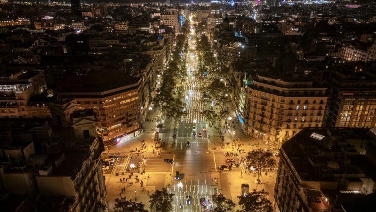 Vista aèria del passeig de Gràcia amb els llums de Nadal. Autora: Júlia Arnau