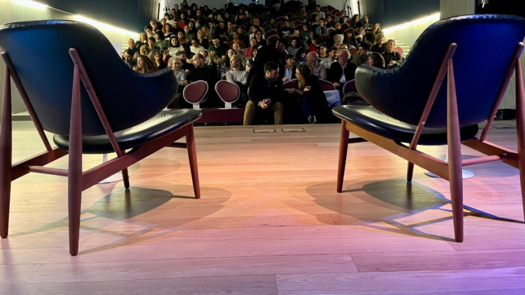 Sala d'actes de la Biblioteca Esquerra de l'Eixample - Agustí Centelles