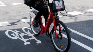 Una persona munta en una bicicleta del Bicing pel nou carril de la ronda del Guinardó. Autora: Carlota Serarols