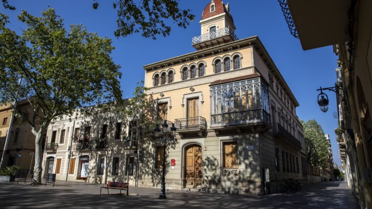 Districte de Les Corts. Plaça de la Concòrdia totalment buida i el Centre Cívic Can Deu. Autor: Edu Bayer