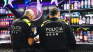 Dos agents de la Guàrdia Urbana inspeccionen un local d'oci nocturn. Autor: Josbel A. Tinoco