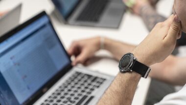 Primer pla d'una persona fent servir un ordinador portàtil.