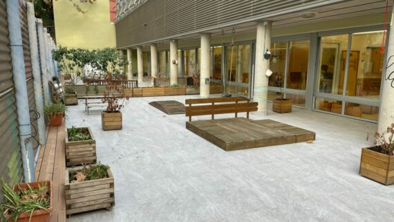 Pati d'una escola bressol municipal reformada