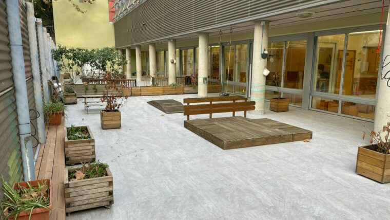 Pati d'una escola bressol municipal reformada