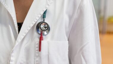 Una metgessa amb un fonendoscopi