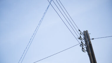 Cablejat elèctric aeri a Torre Baró. Autor: Ceci Fimia.