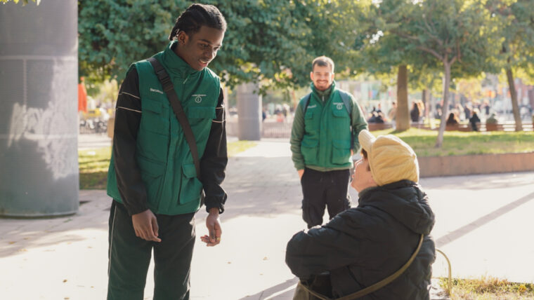 Informadors a peu de carrer per tal d’informar a la ciutadania sobre les noves mesures i sancions.