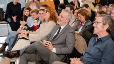 Jaume Collboni i altres personalitats durant la presentació de la programació de Barcelona 2026 Capital Mundial de l'Arquitectura. Autora: Cristina Salarich.