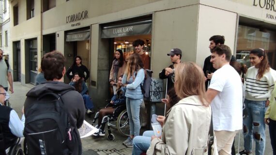 Persones reunides al carrer pel projecte CASBA